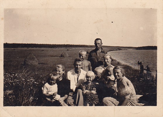 Grupp külaelanikke Rossooni j. ääres