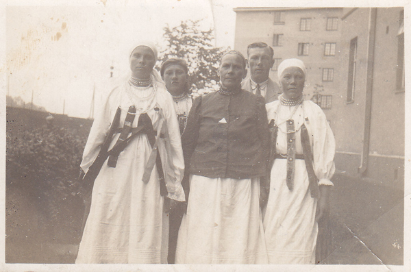 Grupp inimesi ingeri rahvarõivas