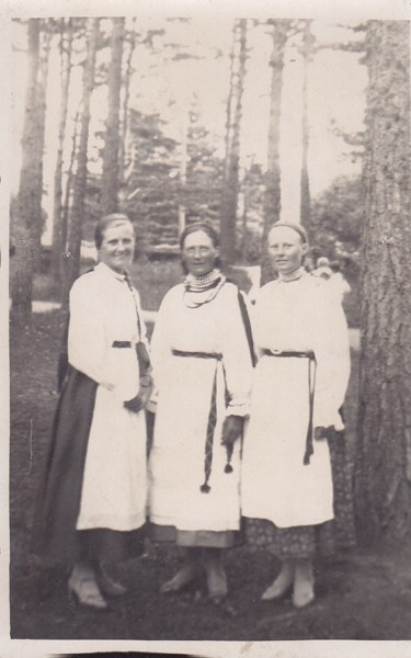 Grupp naisi rahvarõivas, Narva-Jõesuu