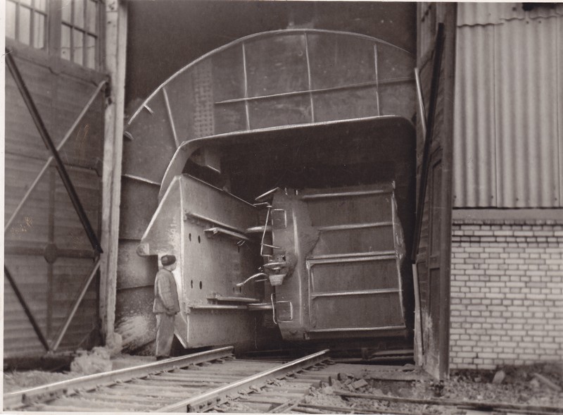 Balti SEJ ehitus. Vagunikallutaja töötab