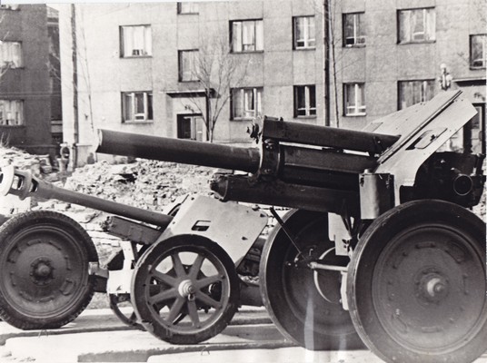 Narva Linnamuuseumi eksponaadid - kolm suurtükki