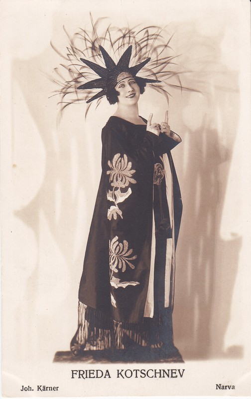 Elfriide Kotšnev teatrikostüümis