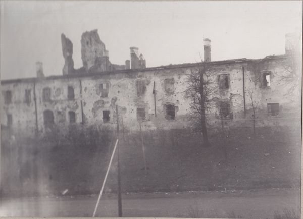 Purustatud Narva vaade,  kasarm linnuses, 1946