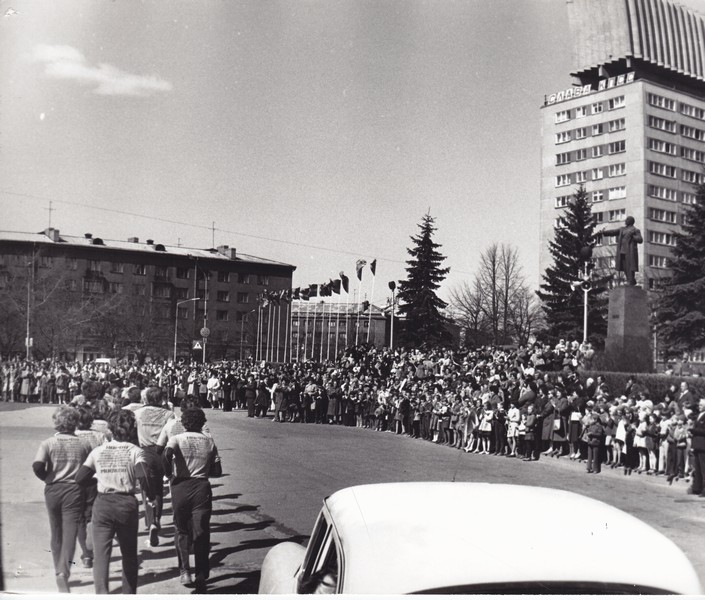 Teatejooks mööda kangelaslinnu, Saksamaa üle võidu 35. aastapäevaks, XXII olümpiamängudeks, Narvas, 10. mai 1980