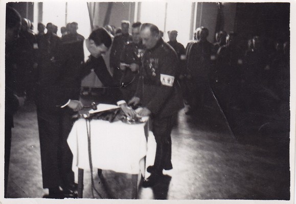 Lipunaela löömine Narva Kaitseliidu lippu. 1930.aa.