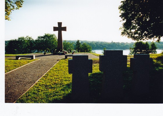 Saksa sõjaväelaste kalmistu avamine Narvas, Suthofi park. 1999.a.