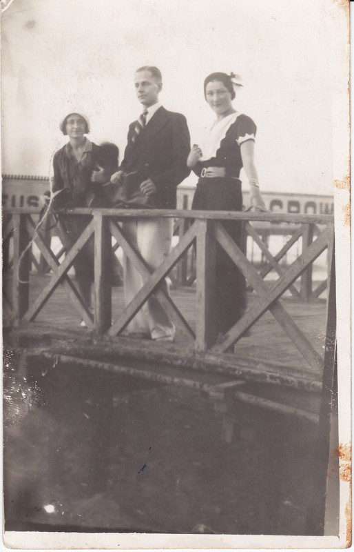 Kolm inimest sillal