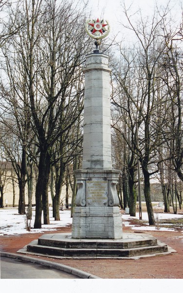 Narva teise maailmasõja langenud sõduritele obelisk Lossiaias