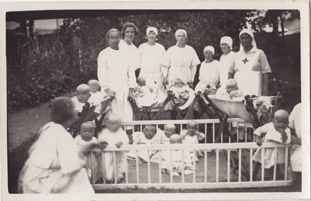 Narva Rinnalaste Kodu töötajad koos kasvandikega, 1929