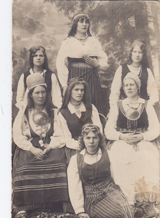 Grupp naisi rahvariietes. 1916