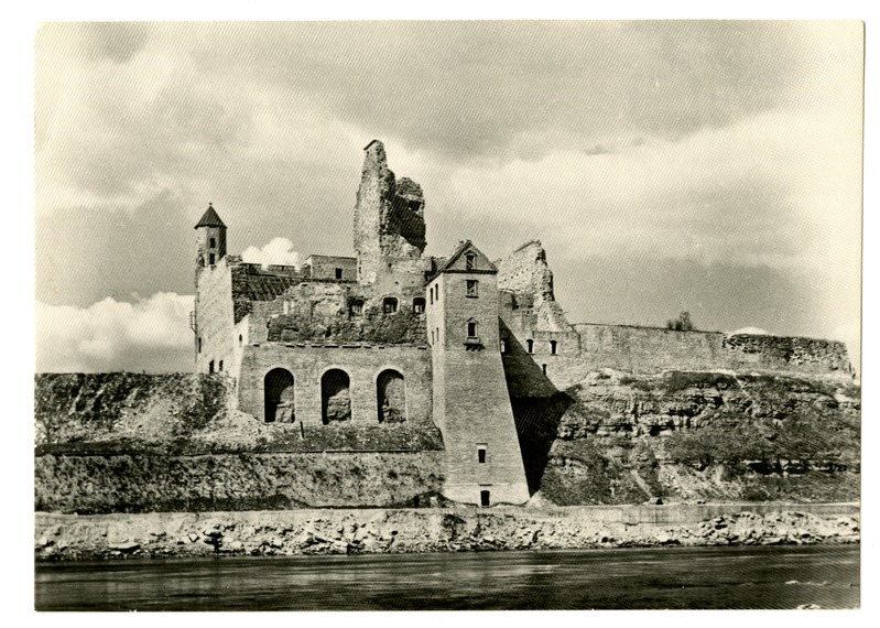Vaade purustatud linnusele, Narva, 1965
