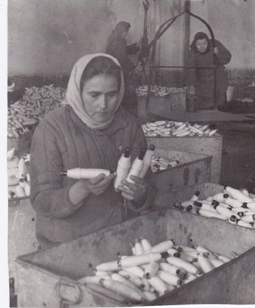 Kreenholmi manufaktuur, Vana ketrusvabrik. Poolide kaalumine. 1950.aastail