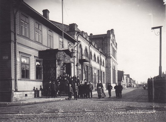 Võitleja teatrihoone Narvas, kus toimus sõjalisrevolutsioonilise komitee istung