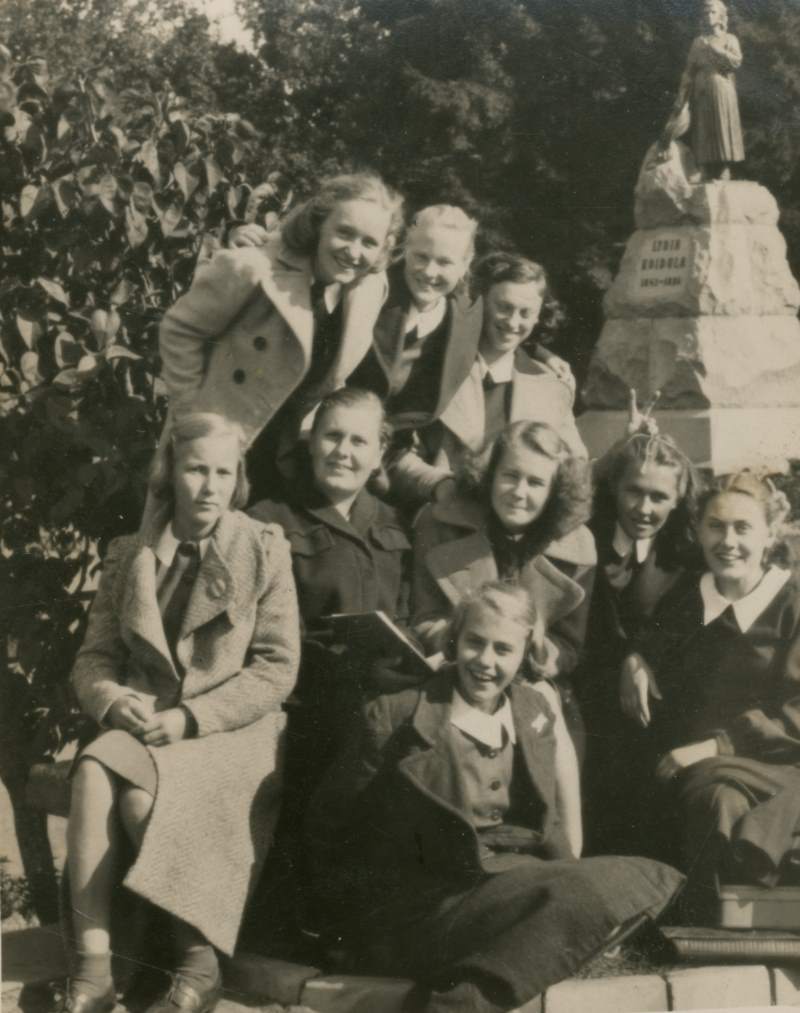 Foto. Grupp koolitüdrukuid Koidula pargis. Aino Vahteri kooliõdede pildid Pärnu Gümnaasiumist ajavahemikul 1936-1940
