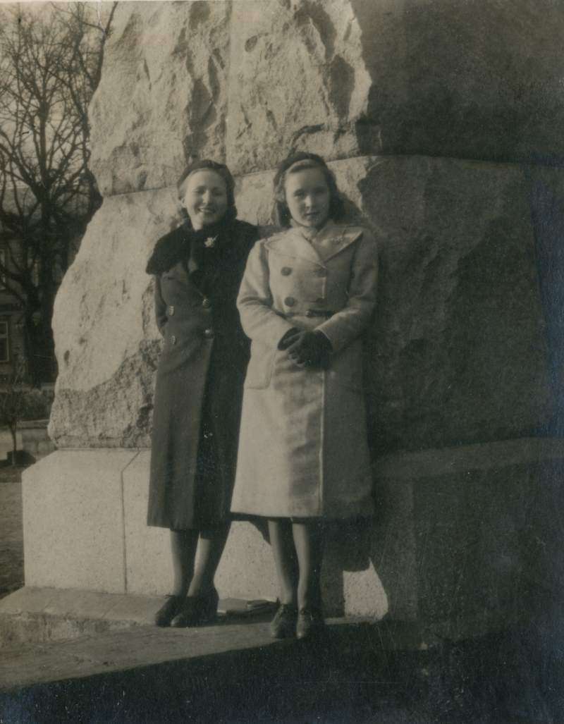 Foto. Grupp koolitüdrukuid Koidula pargis. Aino Vahteri kooliõdede pildid Pärnu Gümnaasiumist ajavahemikul 1936-1940