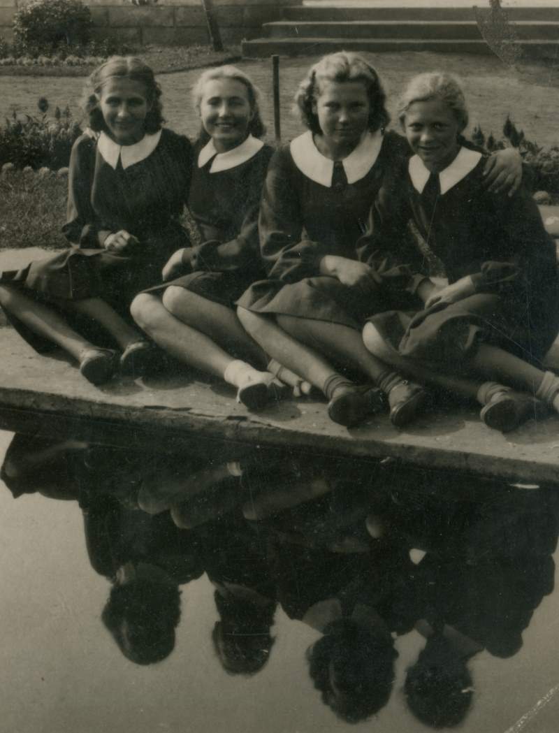 Foto. Grupp koolitüdrukuid Koidula pargis. Aino Vahteri kooliõdede pildid Pärnu Gümnaasiumist ajavahemikul 1936-1940