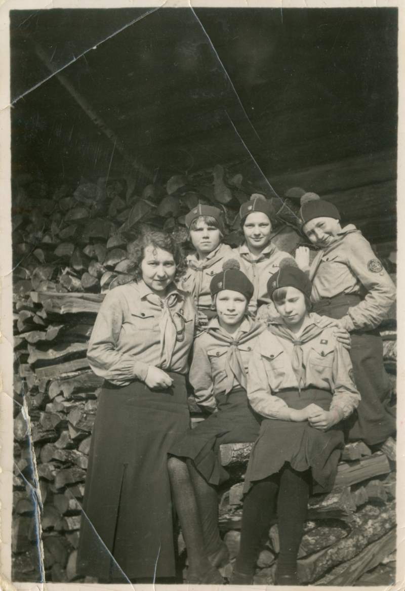 Foto. Kodutütarde tõotuse andmine Silluksel 18. märtsil 1936. aastal. Pilt saadud Aino Vahteri käest