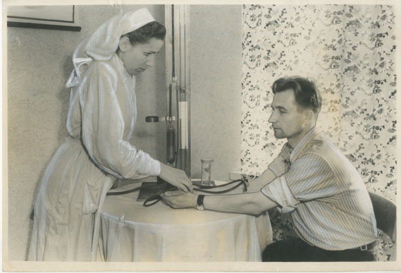 Foto, must-valge. Vererõhu mõõtmine