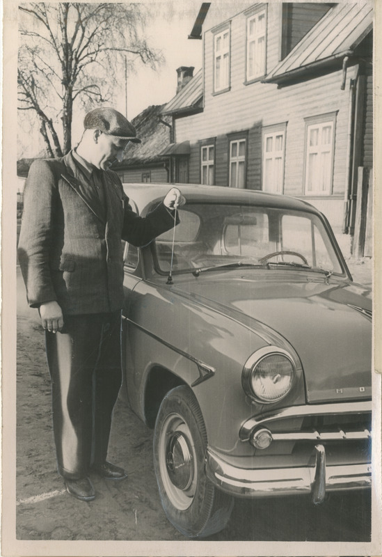Foto, must-valge, Pärnu Kommunist. Mees Moskvich 403-ga
