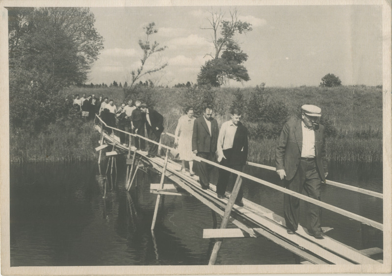 Foto, must-valge. Jalutuskäik üle jõe