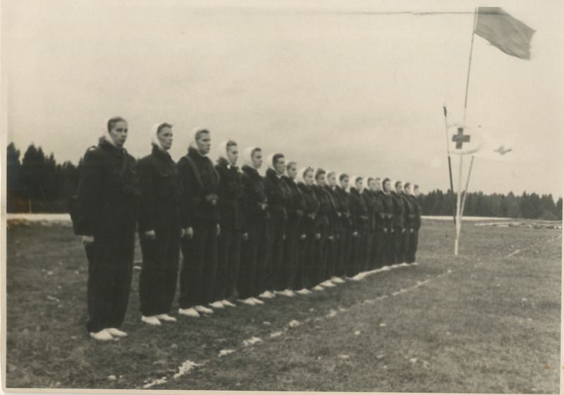 Foto, must-valge. Järvakandi tehaste Punase risti salk.