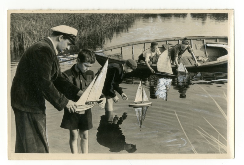 Foto, must-valge. Pärnu Kommunist. Pärnu Pioneeride Maja meremudelismi ringi lapsed juhendajaga.