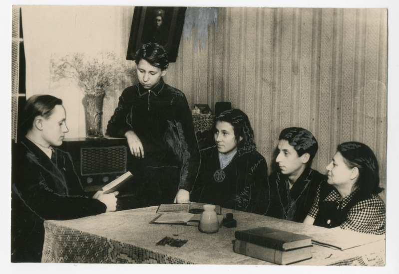 Foto, must-valge, Töörahva Hääl. Ettelugemine