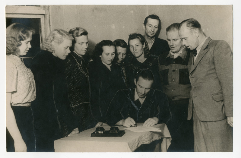 Foto, must-valge, Töörahva Hääl. Allkirjastamine