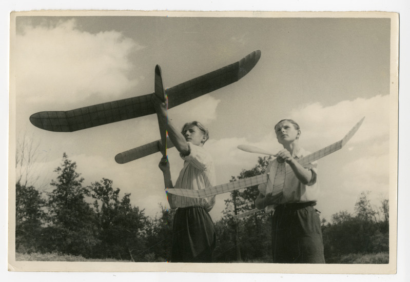 Foto, must-valge, Pärnu Kommunist. Pärnu Pioneeride maja pioneerid lennuki mudelitega
