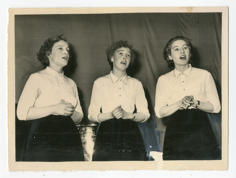 Foto, must-valge. Laulvad naised