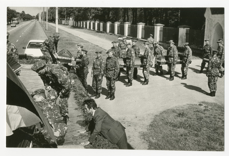Foto. Vabadusvõitlejate ümbermatmine Saarde kalmistule 1993