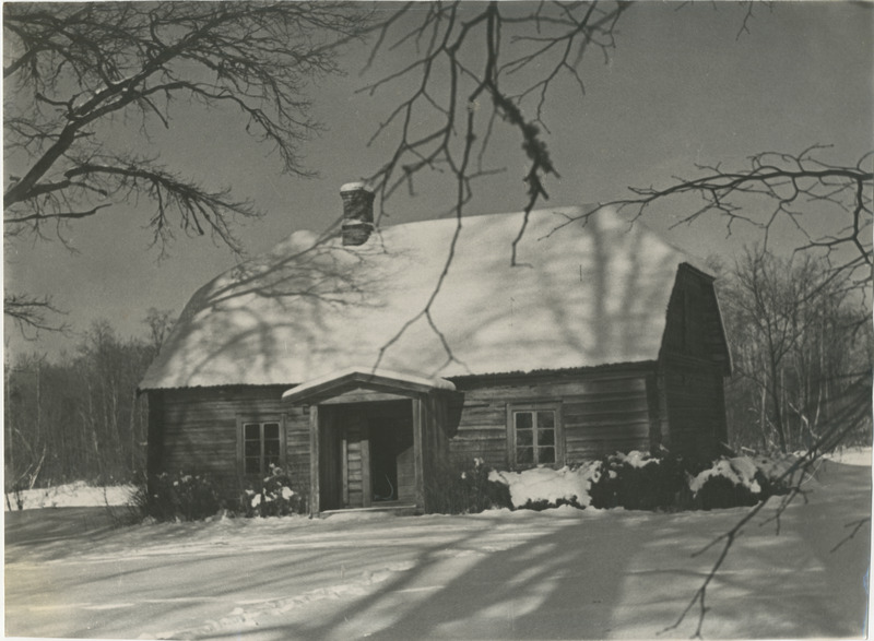 Foto, C.R. Jakobsoni saun tema talumuuseumi juures