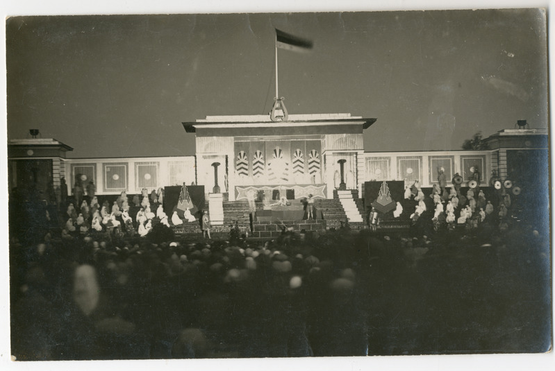 Foto. Vabaõhulavastus Pärnu staadionil.