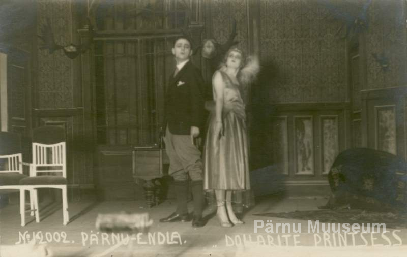 Fotokompositsioon, E.Vilde romaani "Mahtra sõda" erinevatest väljaannetest.