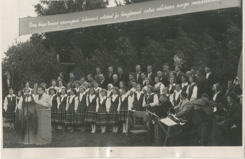 Foto. Rõusa k/n laulupäeva. Poodiumil segakoor.