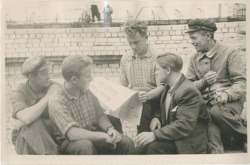 Foto. Pärnu ehitusvalitsuse töölised tutvuvad partei programmi projektiga.