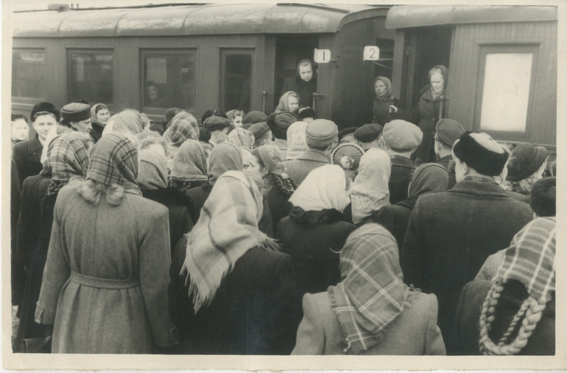 Foto. Sõbrad Pärnu rongijaamas uudis- ja jäätmaale minejaid saatmas.