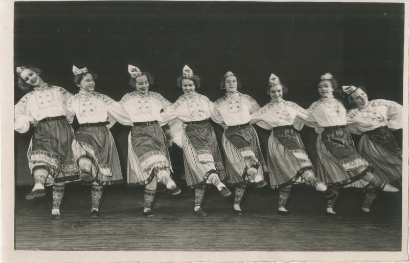 Foto. Pärnu kultuuribaasi rahvatantsurühm esinemas.