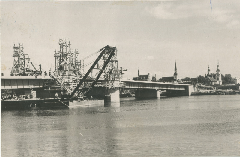 Foto. Pärnu uue suursilla ehitus. Vaade Ülejõe-poolselt kaldalt.