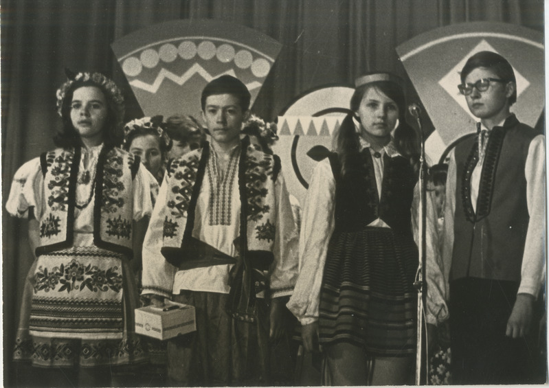 Foto. Pärnu Pioneeride Maja sõprusklubi "Orbiit" sõprusfestivalid. Festivalist osavõtjad kuurordiklubis. Paremalt teine Tiina Kurgo.