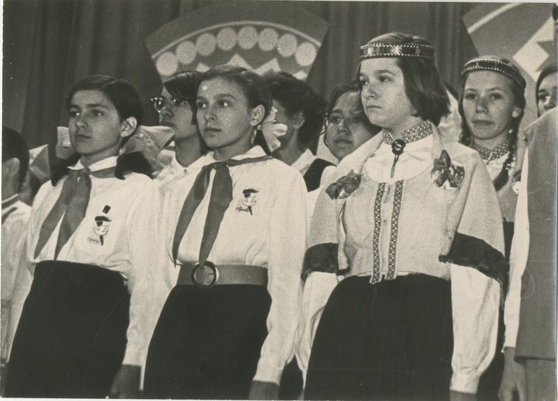 Foto. Pärnu Pioneeride Maja sõprusklubi "Orbiit" sõpusfestivalid. Festival kuurordiklubis.