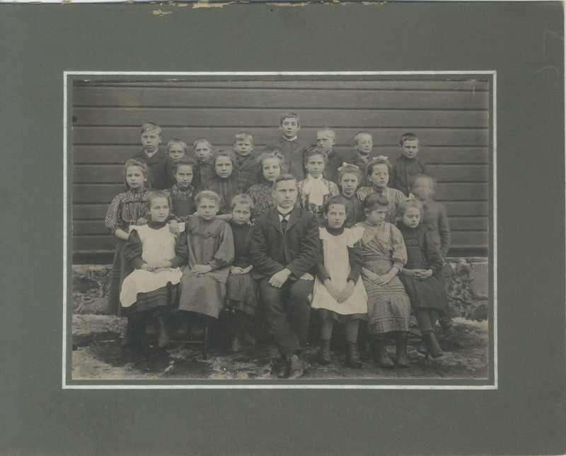 Foto. Kabli algkooli õpilased koos õpetaja Mart Mooratsiga.