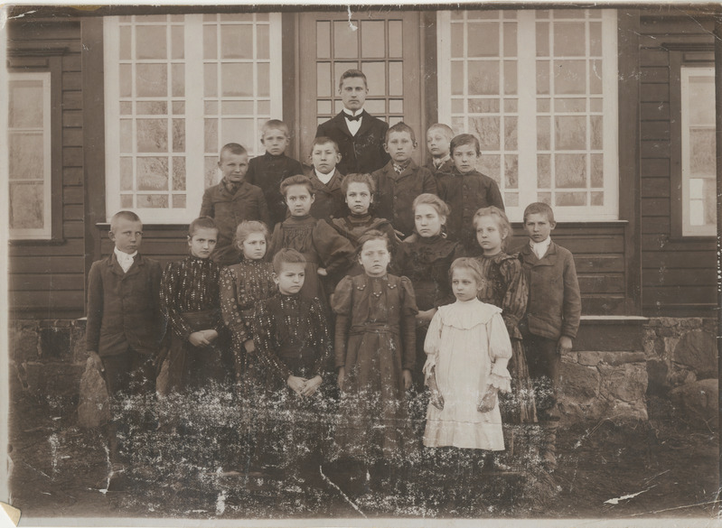 Foto. Kabli algkooli õpilased koos õpetaja Mart Mooratsiga.