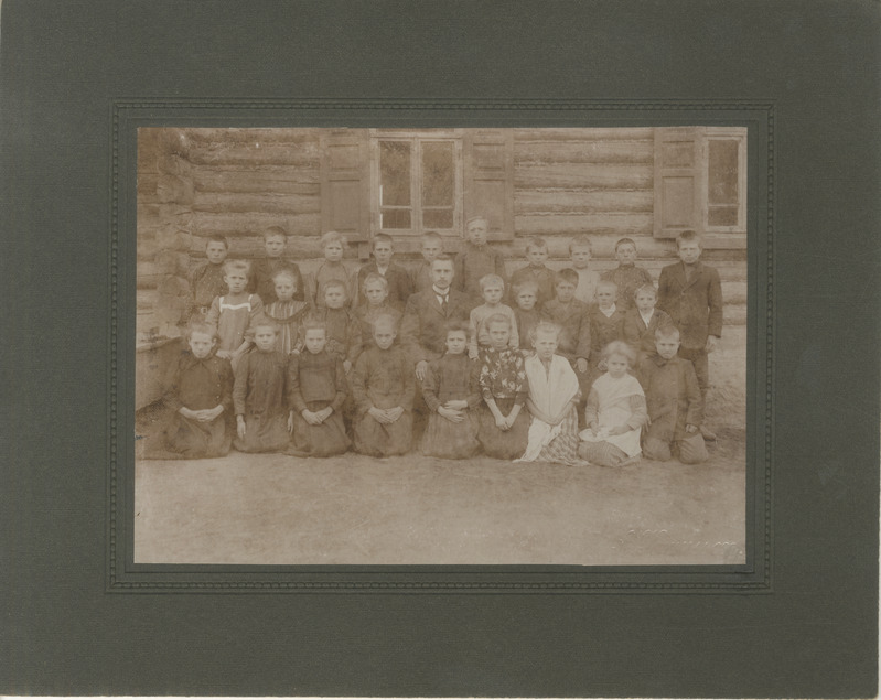 Foto. Grupp õpilasi Kabli koolimaja ees.