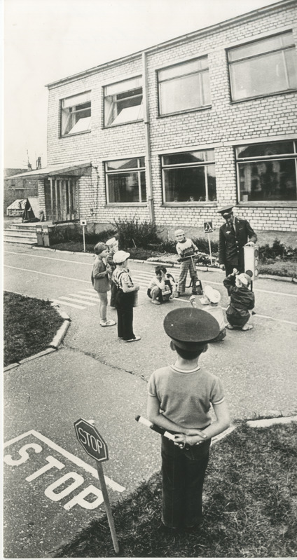 Foto. Pärnu 21.Lastepäevakodu liiklusväljakul.