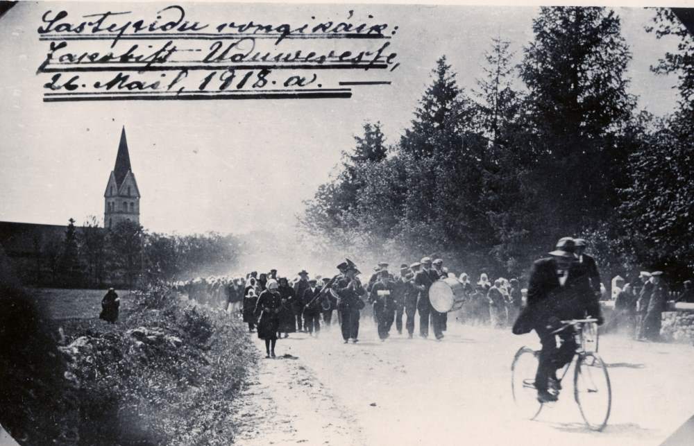 Fotokoopia. Lastepeo rongkäik Jakobist Uduveresse.