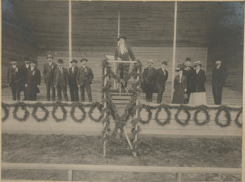 Foto. 1910.a. Pärnu laulupeo komisjon vasakult: 3. Piiskar, 4. H. Raudsepp, 5. Isak, 6. Adolf Herman, 7. teenistuja raudtee kontorist, 8. Juhan Simm, 9. Rudolf Lepik, 10. Sigfrid Talvik, 11. Paula Brehm, 12. "Meie aastasada" toimetaja Jaan Tomp, 13. pr. Talvik. Dirigendipuldis seisab Juhan Simm.