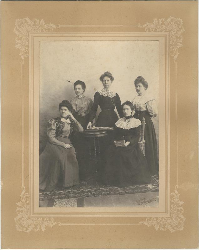 Foto. 1905.a. revolutsioonisündmustest osa võtnud Pärnu naisi. Vasakult istuvad: pr. Winter ja pr. Küng, seisavad: pr. Thomberg, pr. Põldsam ja pr. Hermann.