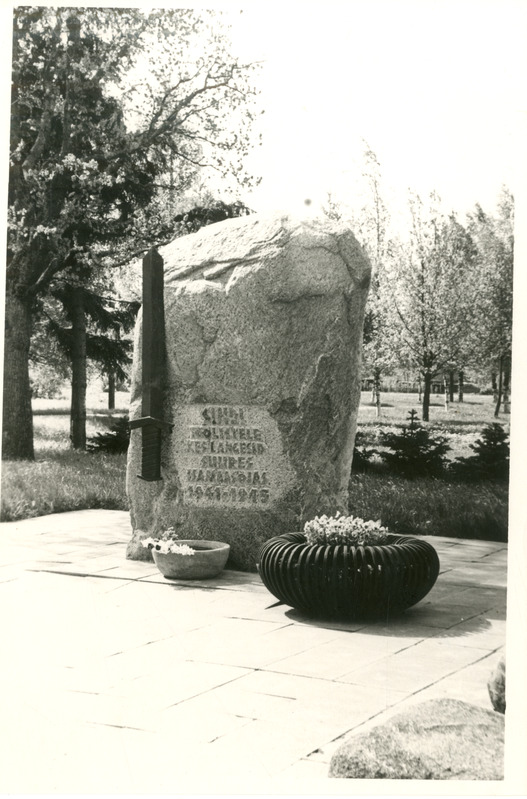 Foto. Mälestuskivi Sindi TK juures, Suures Isamaasõjas langenute mälestuseks.