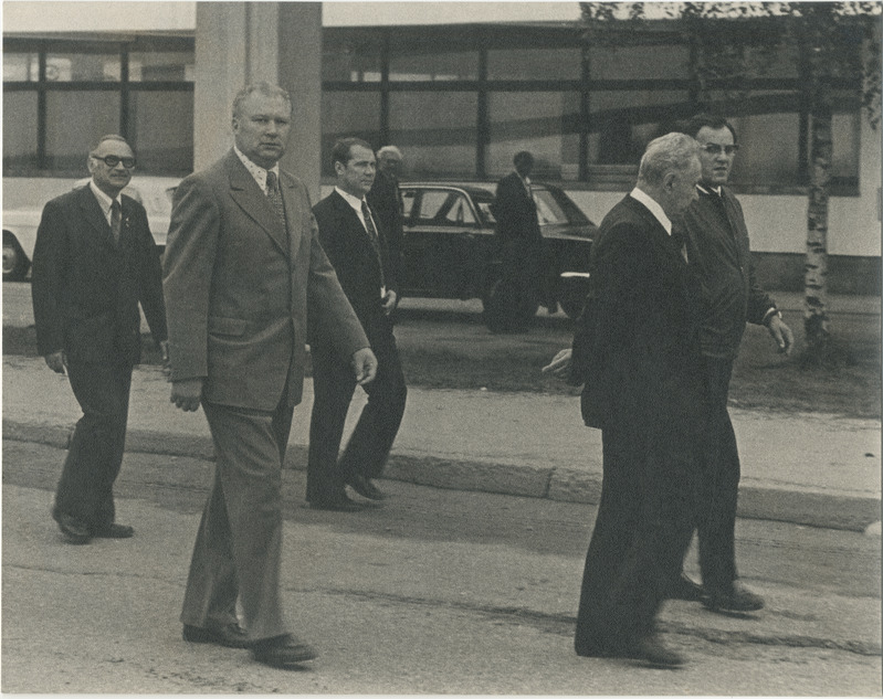 Foto. Esiplaanil Kossõgin ja Pärnu KEKi juhatuse esimees Gennadi Terri, neist tagapool Pärnu raj. TK esimees Makarov.